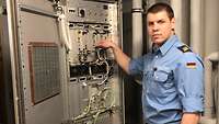 Ein Soldat arbeitet an einem Schaltschrank