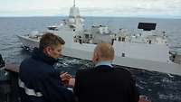 Zwei Soldaten blicken auf ein Schiff 