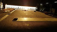 Die aufgebauten Sportgeräte stehen im Hangar