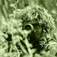 Zwei bewaffnete Infanteristen: Ein Zugführer gibt einem Soldaten Anweisungen.