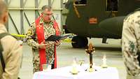Militärdekan Mirko Zawiasa liest aus der Bibel
