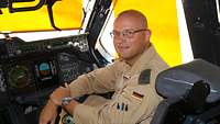 Ein Soldat sitzt im Cockpit