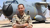 Ein Soldat steht vor dem Transportflugzeug A400M