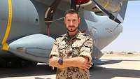 Ein Soldat steht vor dem A400M