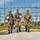 Soldaten aus Stadum vor einer Antennenanlage Soldaten laufen zurück von einer Wartung der Antennenanlagen