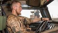 Ein Soldat am Steuer eines Fahrzeuges