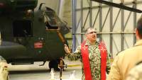 Militärdekan Mirko Zawiasa erläutert den Soldaten vor der Segnung eine Bibelstelle