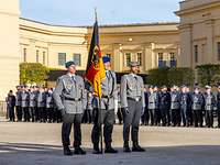 Change of command ceremonies are an indication of change in the Bundeswehr Medical Service organisation Three service men in basic dress, the one in the middle holds the flagpole with the Federal Institutions Flag