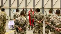Militärdekan Mirko Zawiasa und Soldaten bei der Segung im Hangar