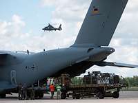 Der A400M wird entladen Das Material des deutschen Kleinstkontingents wird von der Laderampe des A400M entladen.