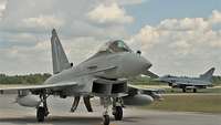Nach dem Übungsflug Ein deutscher Eurofighter und ein britischer Typhoon rollen nach einem Übungsflug auf dem Taxiway zurück.
