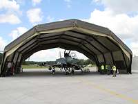 Inspektion des Eurofighters nach dem Flug Ein deutscher Eurofighter im Shelter wird von Soldaten inspiziert.
