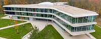 Die Bundeswehrfachschule Karlsruhe Ein modernes Gebäude aus Glas und Beton von außen.