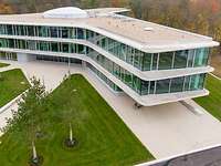 Die Bundeswehrfachschule Karlsruhe Ein modernes Gebäude aus Glas und Beton von außen.