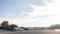 Sechs Learjets der Gesellschaft für Flugzieldarstellung in einer Reihe nebeneinander.