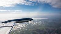 Ein Blick aus einem Fenster des Learjets 35A. 