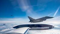 Drei Eurofighter des Taktischen Luftwaffengeschwaders 71 Drei Eurofighter des Taktischen Luftwaffengeschwaders 71 nähern sich von links an den Learjet heran.
