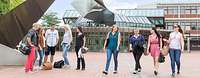 Das Bildungszentrum der Bundeswehr Junge Frauen und Männer in der Ausbildung laufen über einen Platz.