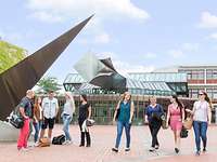 Das Bildungszentrum der Bundeswehr Junge Frauen und Männer in der Ausbildung laufen über einen Platz.