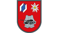 Auf Rot oben bayerische Rauten und ein Edelweiß, unten ein Panzer und ein silberner Brustharnisch