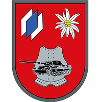 Auf Rot oben bayerische Rauten und ein Edelweiß, unten ein Panzer und ein silberner Brustharnisch