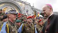 Militärbischof Franz-Josef Overbeck mit Soldaten vor Rosenkranzbasilika in Lourdes