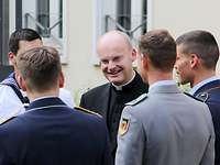 Militärbischof Franz-Josef Overbeck im Gespräch mit Soldaten