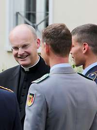 Militärbischof Franz-Josef Overbeck im Gespräch mit Soldaten