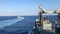 Das griechische Schiff fährt bereits weit entfernt auf das offene Meer zu
