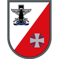 Diagonal geteilt auf Silber das Symbol der Kampfmittelabwehr und auf Rot das Eiserne Kreuz