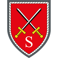 Auf Rot kreuzen sich zwei schwarz-silberne Schwerter mit goldenem Griff, darunter ein S für Schule.