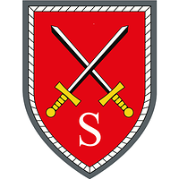 Auf Rot kreuzen sich zwei schwarz-silberne Schwerter mit goldenem Griff, mittig ein S für Schule.