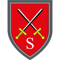 Auf Rot kreuzen sich zwei schwarz-silberne Schwerter mit goldenem Griff, mittig ein S für Schule.