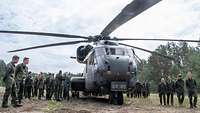 Reges Interesse am CH 53 Hubschrauber auf dem Truppenübungsplatz
