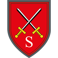 Auf Rot kreuzen sich zwei silberne Schwerter mit goldenen Griffen, darunter ein S für Schule.