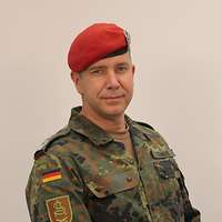 Ein Porträt des Kommandeurs der Artillerieschule, Oberst Olaf Tuneke, in Uniform