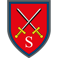 Auf Rot kreuzen sich zwei silberne Schwerter mit goldenen Griffen, unten ein silbernes S für Schule.