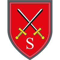 Auf Rot kreuzen sich zwei silberne Schwerter mit goldenen Griffen, darunter ein S für Schule.