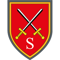 Auf Rot kreuzen sich zwei schwarz-silberne Schwerter mit goldenen Griffen, mittig ein S für Schule.