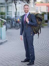 Reservist mit einem Bundeswehrrucksack über der Schulter.