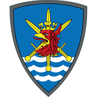 Auf Blau kreuzen sich drei goldene Schwerter, darauf der Kopf eines Greifs, darunter drei Wellen.