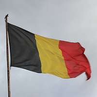 Eine Flagge weht im Wind.