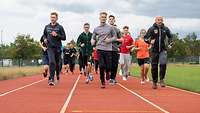 Laufgruppe auf er Tartanbahn: Die Teilnehmer erlaufen sich das Deutsche-Sport-Abzeichen