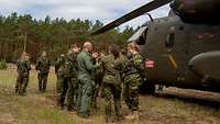 Die Besatzung des CH-53 Hubschraubers steht den Jugendlichen Rede und Antwort bei allen Fragen rund um die Fliegerei.