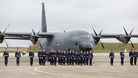 Soldaten in Formation vor der C-130J währed der Übergabe in Orléans.