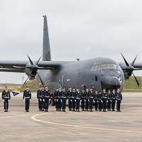 Soldaten in Formation vor der C-130J währed der Übergabe in Orléans.