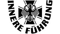 Ein Wappenschild mit dem unten umlaufenden Schriftug "Innere Führung", mittig der vor dem Eisernn Kreuz stehende Bundesadler.