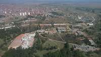 Aus der Luft wurde die Stadt Prizren fotografiert, die zestörte Gebäude zeigt
