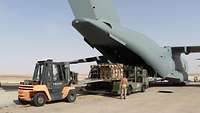 Ein Gabelstapler entlädt das Transportflugzeug A400M