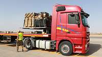 Ein beladener LKW ist auf dem Weg zum Flughafen